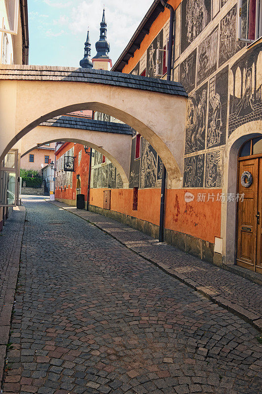 著名的约瑟夫·瓦查拉街。五颜六色的窄街，有拱门，墙上有黑白画。Josef Vachala Litomysl，捷克共和国
